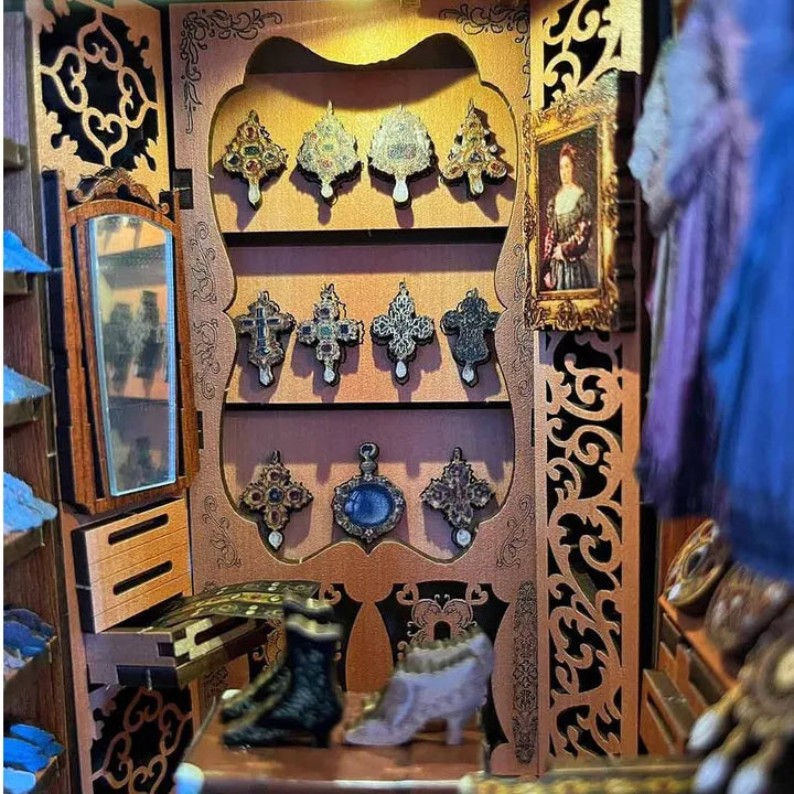 Magnifique garde-robe de la duchesse Book Nook Kit